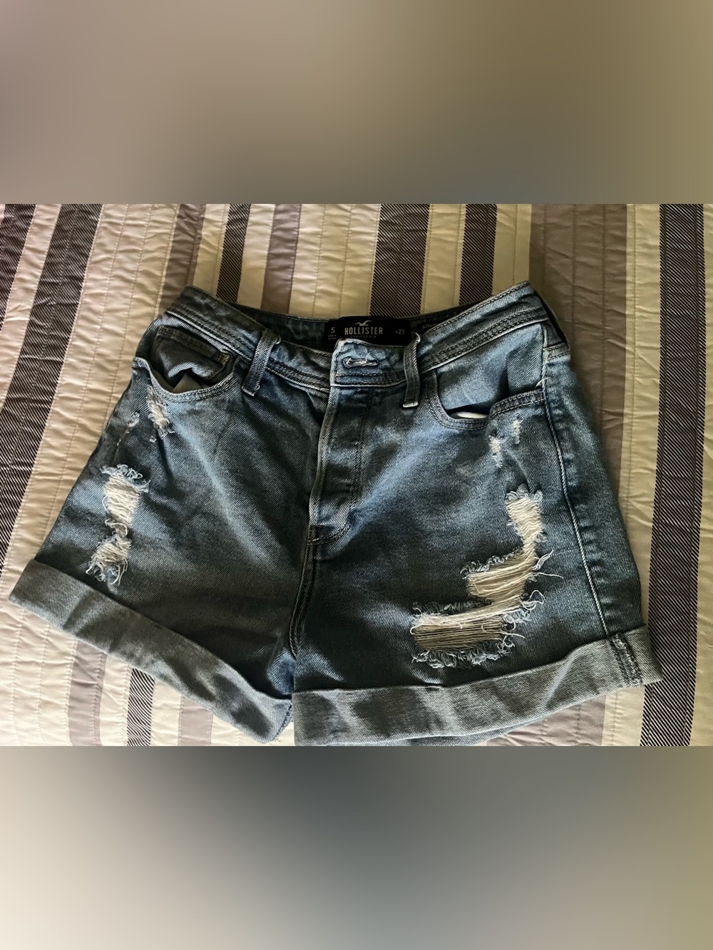 Hollister Woman’s Denim            Blue Jean Shorts size 5 27